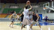 Basketbalisté Nymburku pi tréninku v italském Cantu. 