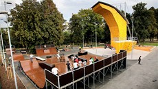 Relaxaní centrum ve truncových sadech nabízí lezeckou stnu, skatepark, dráhu pro in-line bruslení. S blízkým pivovarem spojila park nová lávka.