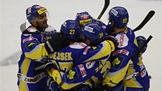OSLAVA V MODRÉM. Zlíntí hokejisté se radují z gólu v duelu s Karlovými Vary.