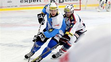 UJEDE? Plzeský Jakub Jeábek (vlevo) se snaí odpoutat od Christophera Beecha