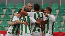 Fotbalisté Chomutova se radují z gólu v pohárovém duelu s Plzní.