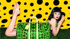 Jste pipraveni na nekonené mnoství puntík? Yayoi Kusama ovládá díky kolekci pro Vuitton celý módní svt svým psychedelickým vzorem.