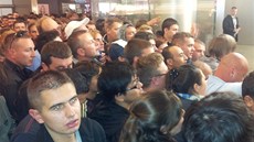 Fronta postupuje velmi pomalu. Lidé se tla�í a p�edev�ím n�me�tí zákazníci