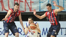 MALÝ VELKÝ KAPITÁN. Nicolás Mazzarino (uprost�ed) v dresu Cantú b�hem ligového