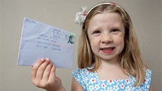 Malá Jasmine Hudsonová s dopisem od Barbary Richardsové, která nala její vzkaz...