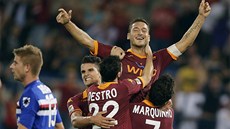 KAPITÁNOVA OSLAVA. Francesco Totti, záloník a kapitán AS ím, se raduje ze své