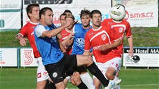 Luká� Mach z Táborska (v pop�edí) p�i utkání s Pardubicemi.