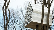 Japontí architekti z ateliéru Nendo postavili vysoko na strom obí ptaí...