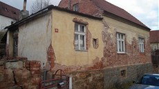 Pvodní vzhled domku. Tak stavba vypadala, kdy si ji majitel vyhlédl v obci...