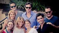 Herci seriálu Plný d�m po letech: (dolní �ada zleva) Andrea Barberová, Lori...