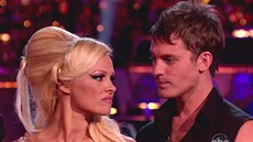 Pamela Andersonová a její tanení partner Tristan MacManus v souti Dancing...