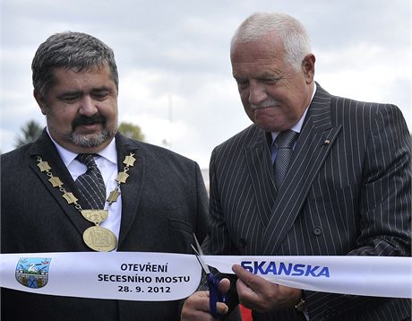 Prezident Václav Klaus (vpravo) otevírá se starostou Michaelem Canovem secesní
