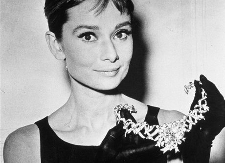 Ve filmu nosila Audrey Hepburnov perlov nhrdelnk, na propagaci snmku...