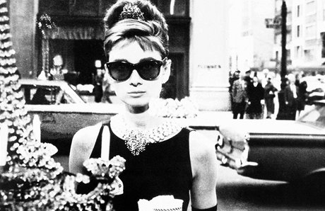 Audrey Hepburnov si na perky moc nepotrpla, nosila je minimln a pesto je...