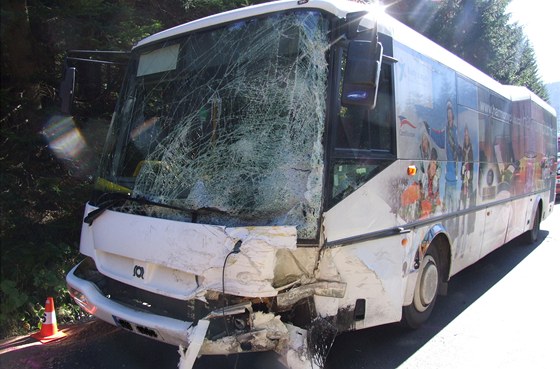 Zájezdový autobus narazil u Kianovic zezadu do tahae s návsem (ilustraní foto).