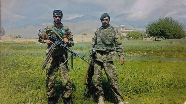 Taliban v pestrojen. Afghnsk vojk Velajt Chn (vlevo)na konci srpna zastelil americk vojky Mabryho Anderse a Christophera Birdwea.