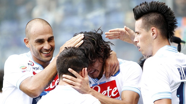 BEZ PORKY. Fotbalist Neapole se raduj z glu, kter vstelil Edison Cavani (druh zprava). V tabulce dr krok s Juventusem, kter vede dky lepmu skre.