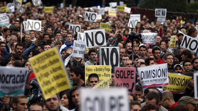Protestujc na Neptunov nmst v Madridu se domhali svren vldy.