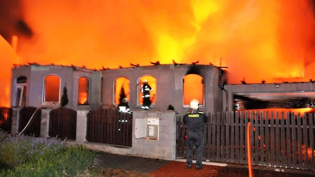 Rozsáhlý požár rodinného domku a jeho přístaveb ve Smržicích na Prostějovsku likvidovaly čtyři jednotky hasičů.