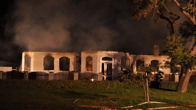 Rozsáhlý požár rodinného domku a jeho přístaveb ve Smržicích na Prostějovsku likvidovaly čtyři jednotky hasičů.