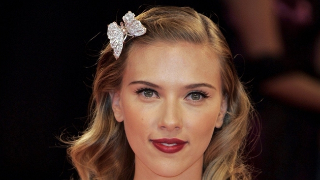 Na filmovm festivalu v Bentkch zvolila hereka Scarlett Johanssonov jako ozdobu vlas pekrsnou diamantovou bro ve tvaru motla.