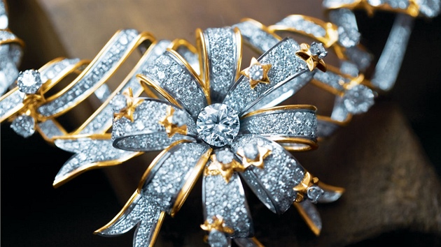 Detail brože zasazené do náhrdelníku navrženého Jean Schlumbergem. Původně byl v náhrdelníku žlutý diamant Tiffany a představen veřejnosti na herečce Audrey Hepburnové.