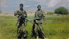 Taliban v pestrojení. Afghánský voják Velaját Chán (vlevo)na konci srpna