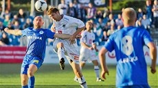 P�ESKO�ÍM T�. Královéhradecký Radek Hochmeister se sna�í p�ehlavi�kovat Ji�ího