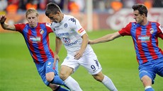 PROJDU TUDY? Slovácký úto�ník Jan Luká� se sna�í proniknout s mí�em mezi