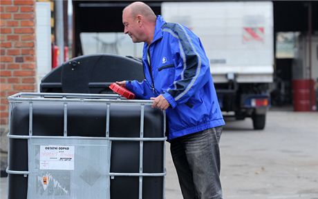 Václav Cetl kontroluje kontejner na podezelý alkohol.