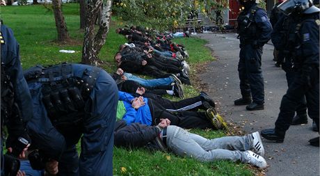 Na Skalce se strhla rvaka mezi ultras obou tým. Policisté ale vas zasáhli....