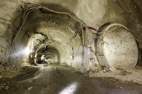 Pohled do obratovho tunelu za stanic Petiny, kter vznikl jako pokraovn...