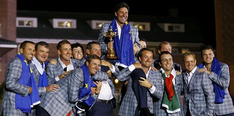 Golfový výbr Evropy se raduje z triumfu v Ryder Cupu.