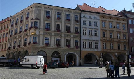 Olomouc se rozhodla mimo jiné prodat na Dolním námstí dm U Zlatého jelena a sousední nemovitost s podloubím (na snímku v pravé ásti). Ve druhém pípad se to stále nepodailo.