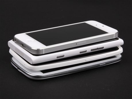 Souasné top smartphony: Apple iPhone 5,HTC One X, Nokia Lumia 900 a Samsung Galaxy S III.