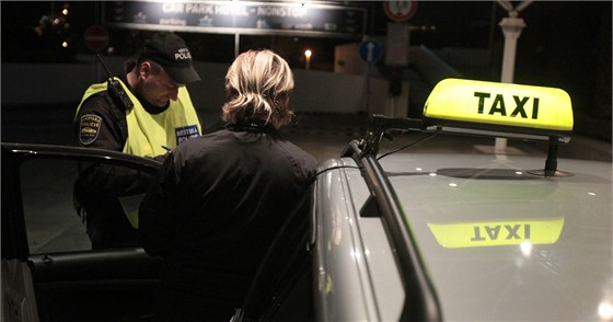 Taxikář policistům odmítl dýchnout do alkoholtesteru. Pravděpodobně před jízdou pil. (Ilustrační snímek)