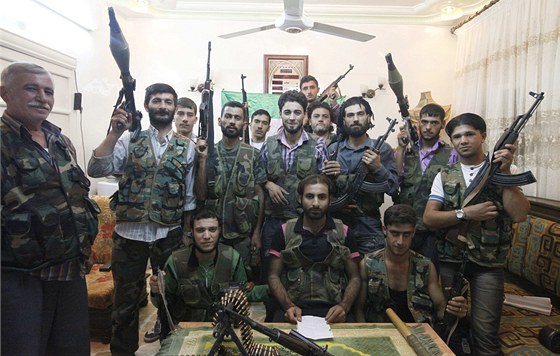 Bojovníci Syrské osvobozenecké armády v Aleppu (30. záí 2012) 