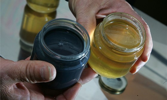 Francouzský včelař André Frieh ukazuje barevný med z města Ribeauville. (5.