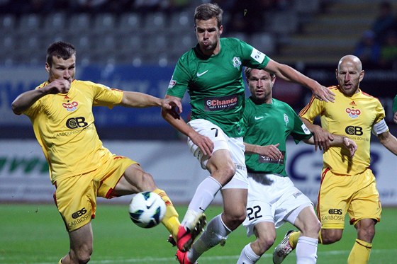 Jablonec v minulém kole s Duklou zachránil alespo bod v poslední minut, te hodlá v domácím souboji s Budjovicemi bodovat naplno; na snímku se jablonecký Novák (v zeleném) probíjí obranou Dukly