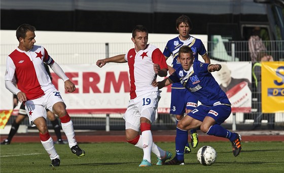 USTOJÍ TO? Ústecký fotbalista Hroovský si kryje mí ped slávistou onkou.