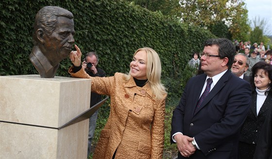 Dagmar Havlová byla s bustou svého mue v litomickém parku spokojená.