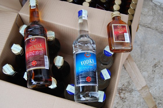 V domku na Vykovsku objevili celníci stovky litr nezdanného alkoholu,
