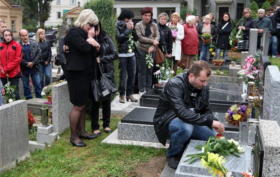 V pietní atmosfée plné slz dali krom matky zavradné a píbuzných dívce poslední sbohem také její spoluáci a uitelé ze koly a z pveckého sboru, kam chodila.