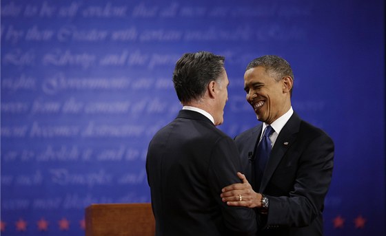 Barack Obama se vítá s Mittem Romneym na zaátku první pedvolební televizní...