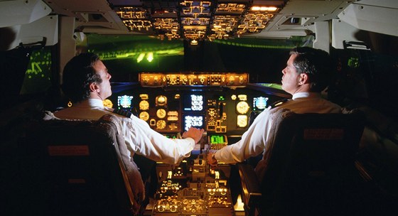 Únava piloty trápí pedevím bhem noních let. Letadlo je nastaveno na autopilota a provoz není velký. (ilustraní fotografie)