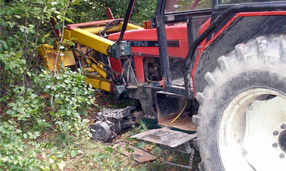 Z traktoru odstaveného v lese toho po nájezdu zlodějů mnoho nezůstalo.