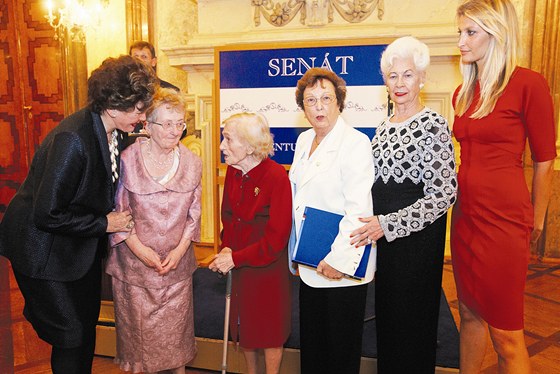 eské eny ve svt: (zleva) Ája Vrzáová, Marie Majtánová, Olga Hrubá, Libue