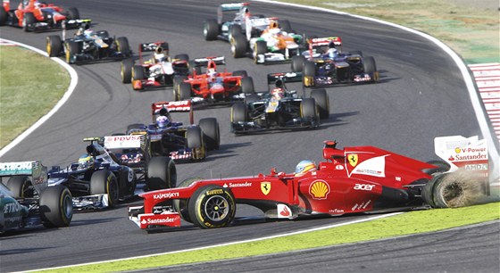 PO STARTU. Fernando Alonso s defektem levé zadní gumy koní v kaírku.