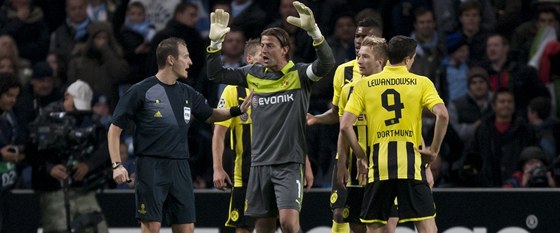 Dortmundský branká Weidenfeller protestuje u sudího Královce proti penalt.