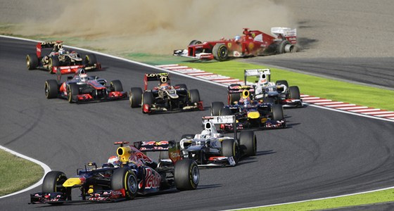 SITUACE PO STARTU. Sebastian Vettel vede pole jezdc, lídr ampionátu Fernando...